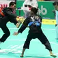 Pesilat Indonesia, Komang Harik Adiputra melepas tendangan ke arah pesilat Timor Leste, David No-Ano Ximenes pada kelas 65-70 kg Putra Asian Games 2018 di Padepokan Pencak Silat TMII, Jakarta, Kamis (23/8). Komang unggul 5-0. (Liputan6.com/Fery Pradolo)