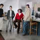 Setelah era skinny yang serba ketat dan tren wide-leg yang serba lebar, kini muncul satu siluet yang posisinya ada di tengah-tengah: barrel pants. [Dok/ UNIQLO Indonesia].