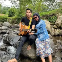 Rosillia Octo Fany istri Januarisman alias Aris Idol mengungkapkan pernah dikecewakan oleh suaminya. Lantas apa yang membuat istri Aris jebolan Indonesian Idol itu tetap bertahan.Sekedar informasi, Aris sempat terpergok selingkuh dan pernah dipenjara akibar narkoba. [Instagram/arisidoll]