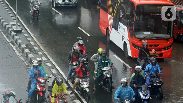 Banjir Rendam Jalan DI Panjaitan