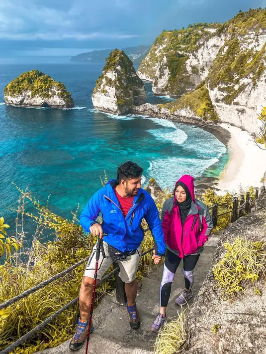 "Bismillah saja, karena niat kami juga mau membawa Air bisa tahu, belajar juga dari kecil dan alhamdulillah Air nggak ada sama sekali nangis," pungkas Ammar Zoni.
 (Instagram/ammarzoni)