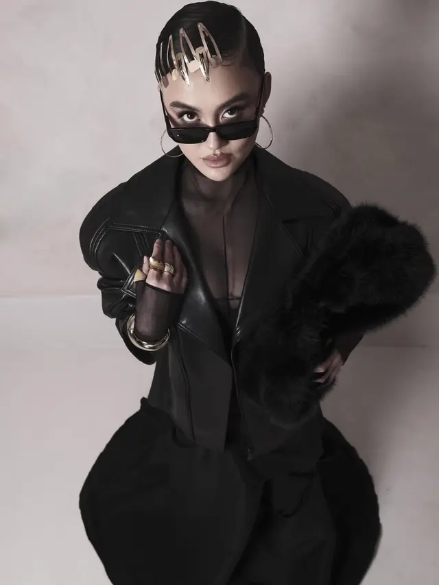Gaya Rambut Agnez Mo di Gold Gala pakai hair clip. [@agnezmo]