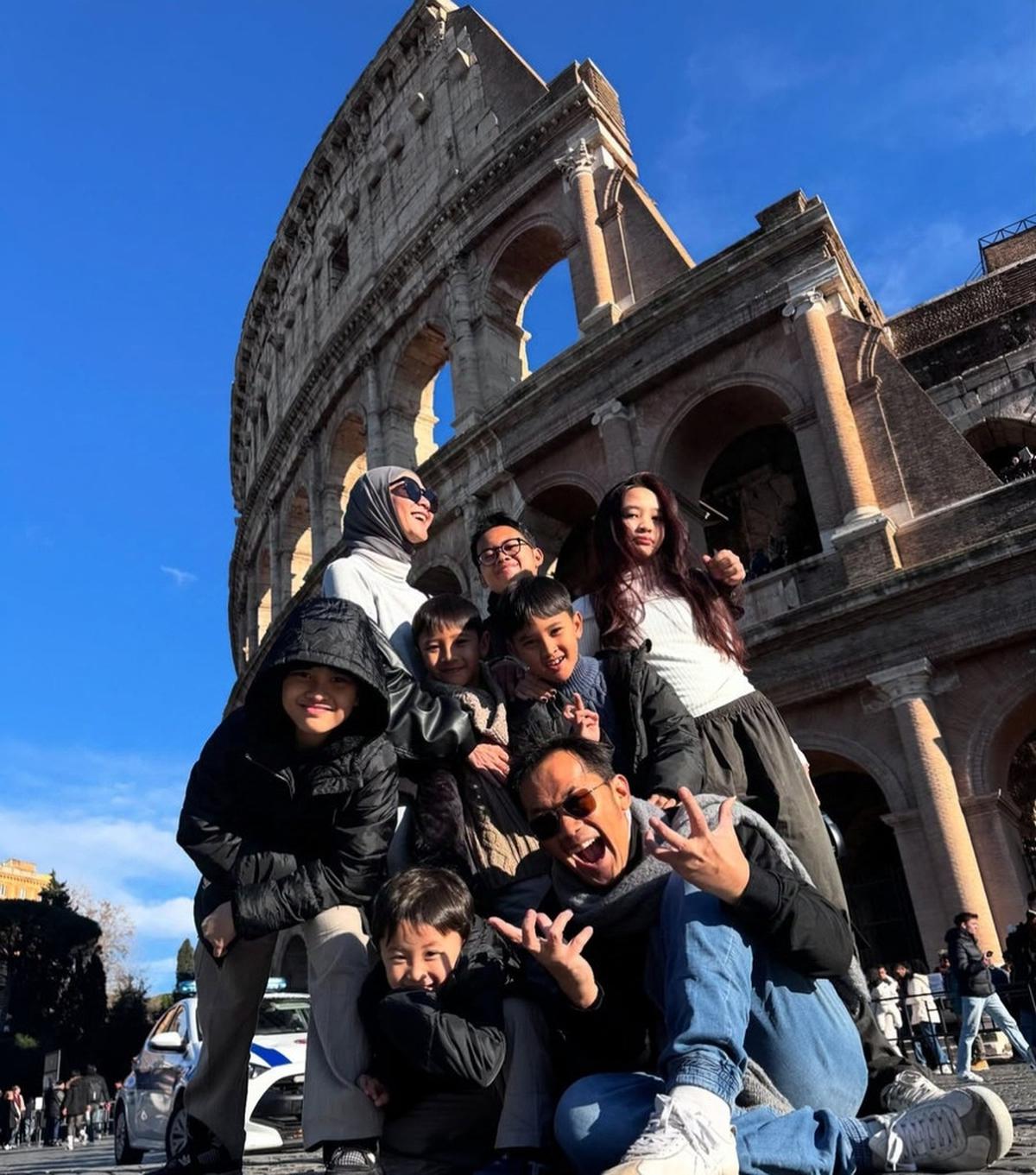 Potret Keluarga Hanung Bramantyo dan Zaskia Adya Mecca Liburan ke Italia, Berkunjung ke Colosseum hingga Salat Jumat di Kota Katolik Roma