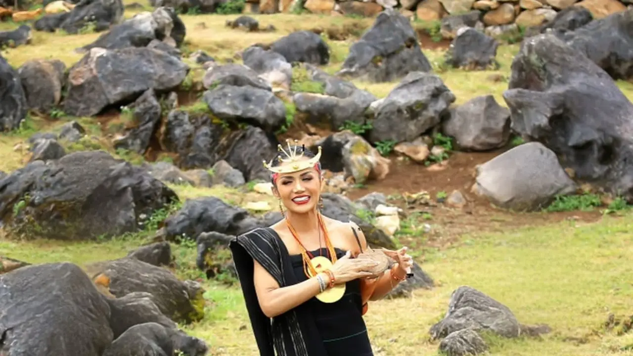 Anggun di Usia 51 Tahun, Kris Dayanti Tampil Memikat dengan Tais Feto Khas Timor Leste