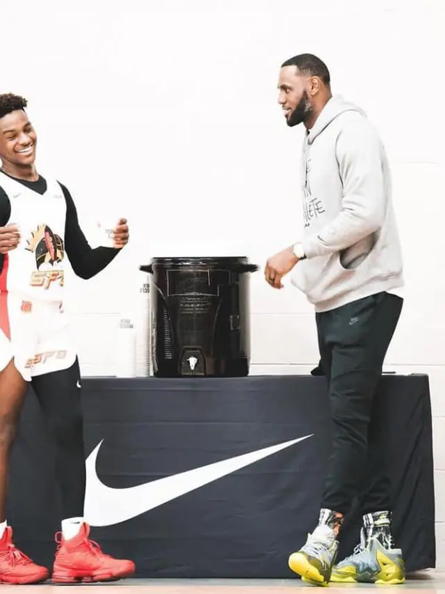 Bronny bersama ayahnya, Lebron James.