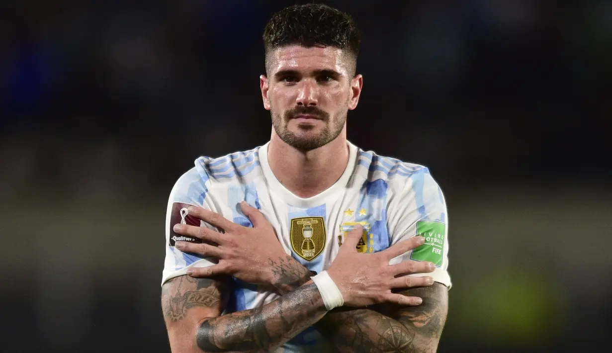 Satu menit jelang turun minum, Argentina sukses menggandakan keunggulan. Bola hasil tembakan Rodrigo de Paul yang memanfaatkan umpan dari Lautaro Martinez melesat mulus masuk ke gawang Uruguay. (AP/Gustavo Garello)