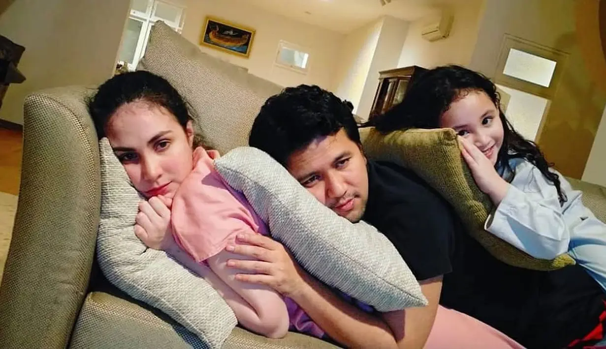 Di akun Instagram pribadinya, Arumi membagikan foto santai bersama keluarga kecilnya. Terlihat Arumi, Emil dan putri kecil mereka tengah asyik berbaring saling bertumpukan di sebuah sofa. (Instagram/arumi_arumi_94)