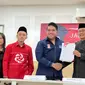 Ketua Umum Forum Betawi Rempug (FBR) Lutfi Hakim, mendaftarkan diri menjadi bakal calon gubernur untuk Pilgub Jakarta lewat PSI. (dokumentasi PSI).