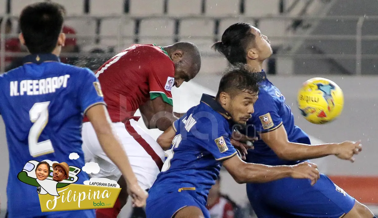 Pemain Indonesia, Boaz Solossa, duel udara dengan pemain Thailand pada laga Piala AFF 2016 di Philippine Sports Stadium, Filipina, Sabtu (19/11/2016). Indonesia kalah 2-4 dari Thailand. (Bola.com/Nicklas Hanoatubun)