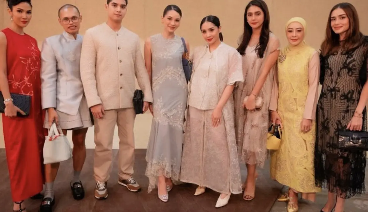 Kali ini, sederet selebritas mulai dari Yasmine Wildblood hingga Nagita juga tampak menawan dengan ciri khas gaya yang berhasil dipresentasikan oleh karya dari Sapto Djojokartiko. [Foto: instagram/ Wanda Hara]