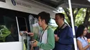 Bank Indonesia menyiapkan uang pecahan mulai dari Rp1.000, Rp2.000, Rp5.000, Rp10.000 hingga Rp20.000,-. Tampak dalam foto, warga antre untuk menukarkan uang di pelayanan mobil kas keliling Bank Indonesia di Stasiun Gambir, Jakarta, Senin (16/3/2026). (Kapanlagi.com/Budy Santoso)