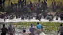 Penduduk desa berpartisipasi dalam komunitas memancing sebagai bagian dari perayaan Bhogali Bihu di desa Panbari, sekitar 50 km timur Gauhati, India, Kamis (13/1/2022). "Bhogali Bihu" menandai berakhirnya musim panen di timur laut negara bagian Assam. (AP Photo/Anupam Nath)