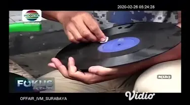 Sejumlah piringan hitam alias vinyl musisi lama Indonesia mendadak diburu kolektor. Di mata pecintanya, memburu benda jadul satu ini bahkan tidak sekedar memuaskan hobi, melainkan juga melestarikan sejarah sekaligus mengajak pendengarnya bernostalgia...