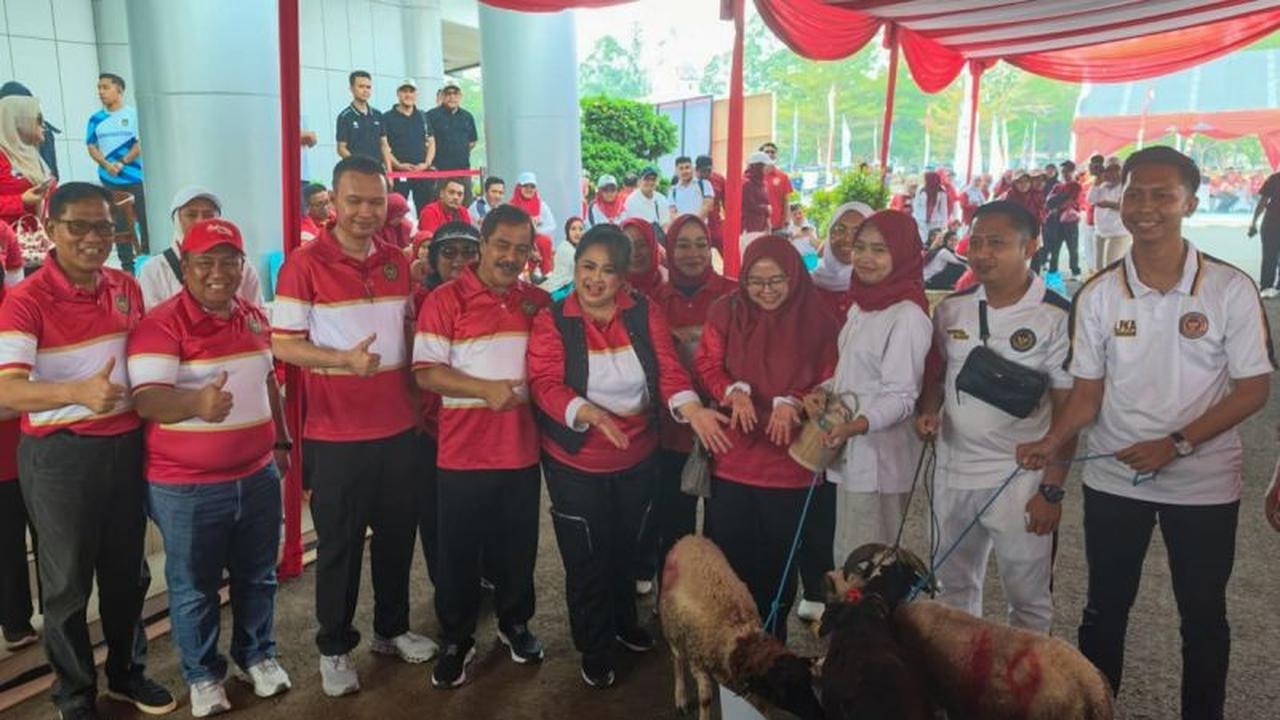 Kemenimipas Semarakkan HUT ke-81 RI dengan Jalan Santai dan Bersih-bersih Taman Makam Pahlawan