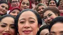 Kalau ini potret Krisdayanti saat selfie bersama keluarga fraksi PDIP Perjuangan. Tampak pula ketua DPR RI Puan Maharani dalam foto tersebut.  (Foto:Instagram/krisdayantilemos).