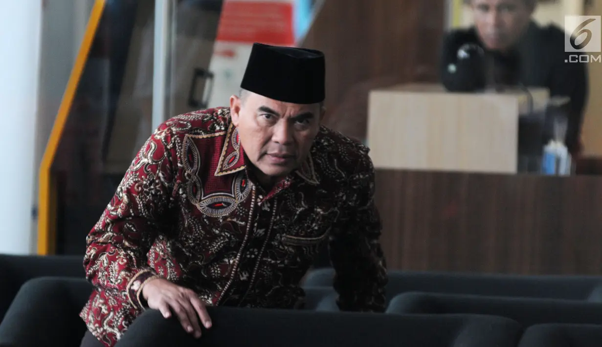 Bupati Jepara Ahmad Marzuqi menunggu panggilan penyidik saat akan menjalani pemeriksaan di Gedung KPK, Jakarta, Senin (13/5/2019). Marzuqi diperiksa sebagai tersangka terkait suap dalam putusan atas praperadilan dugaan korupsi penggunaan dana bantuan parpol di PN Semarang. (merdeka.com/Dwi Narwoko)