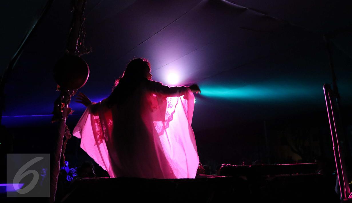 Sejumlah seniman menggelar pementasan teater keliling bertajuk “Sang saka” di Museum Naskah Proklamasi, Jakarta, Sabtu (29/10). Teater ditujukan sebagai bakti pada negeri dari tiga generasi yang berbeda. (Liputan6.com/Angga Yuniar)