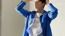 Dalam sebuah photoshoot, Park Seo Joon tampil memesona. Kaus berwarna putih polos ditumpuk dengan kemeja garis-garis biru muda, yang kemudian ditumpuk lagi dengan jaket beludru berwarna biru. Tampilannya ini dipadu dengan celana panjang berwarna abu-abu. Foto: Instagram.