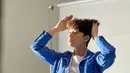 Dalam sebuah photoshoot, Park Seo Joon tampil memesona. Kaus berwarna putih polos ditumpuk dengan kemeja garis-garis biru muda, yang kemudian ditumpuk lagi dengan jaket beludru berwarna biru. Tampilannya ini dipadu dengan celana panjang berwarna abu-abu. Foto: Instagram.
