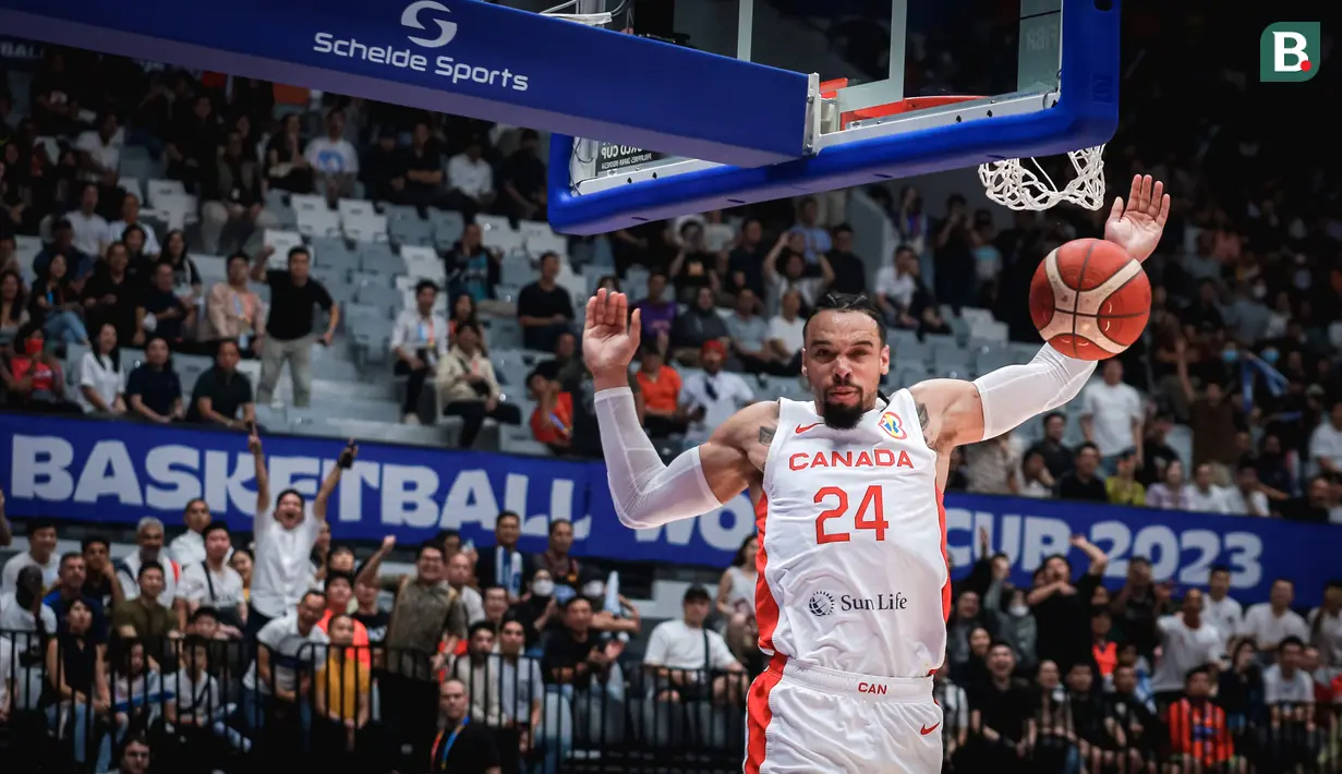 Pebasket Kanada, Dillon Brooks melakukan slam dunk saat laga Grup H Piala Dunia FIBA 2023 melawan Prancis yang berlangsung di Indonesia Arena, Senayan, Jakarta, Jumat (25/08/2023). Kanada menang dengan skor 95-65. (Bola.com/Bagaskara Lazuardi)