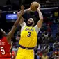 Anthony Davis menembak saat Lakers melawan Rockets (AFP)