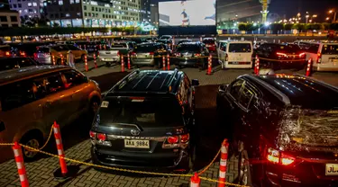 Deretan kendaraan berisi orang-orang yang sedang menonton film terlihat di bioskop drive-in yang dibuka di area parkir sebuah mal di Manila, Filipina, pada 8 September 2020. (Xinhua/Rouelle Umali)