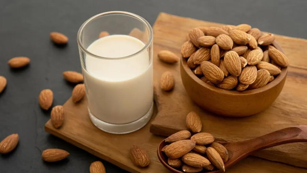 5. Kacang Almond:<br>Kacang almond mengandung 6 gram protein per 28 gram. Almond kaya akan serat, vitamin E, mangan, dan magnesium.