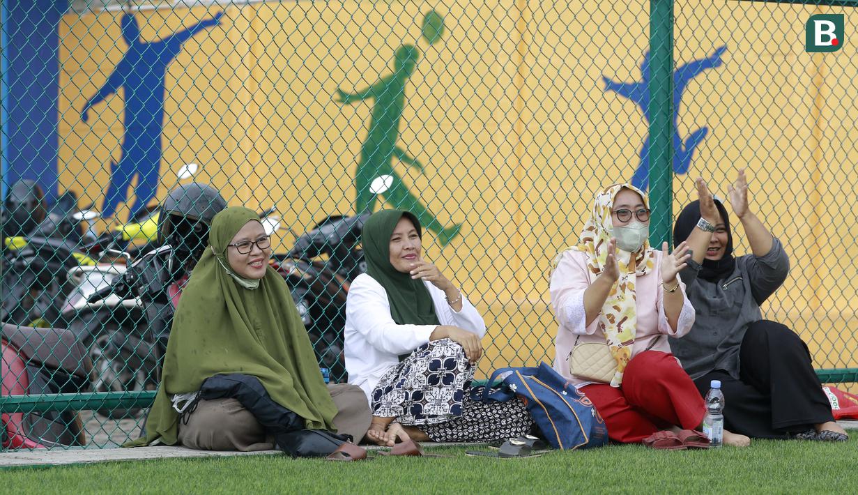 Dari pinggir lapangan Ibu-ibu asik mengamati dan menyemangati anaknya berlatih sepak bola di Lapangan Ingub Muara Angke, Jakarta Utara. (Bola.com/M Iqbal Ichsan)