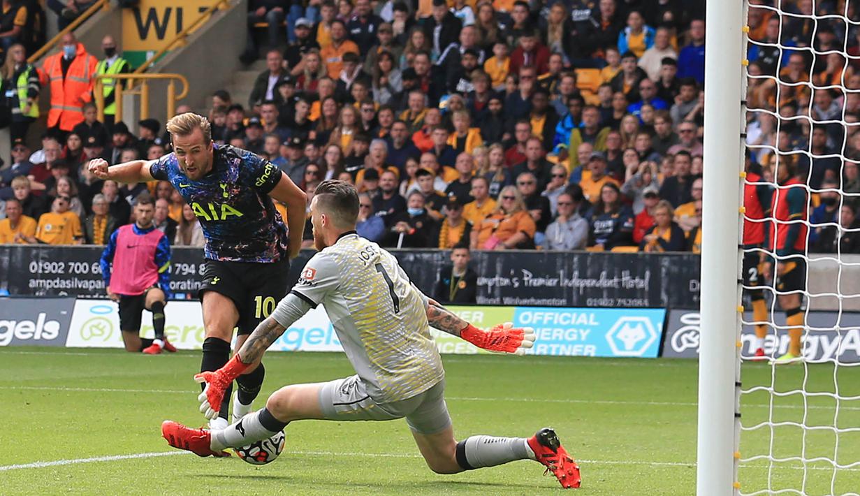 Jose Sa diboyong Wolverhampton dengan banderol 8 juta euro untuk menggantikan Rui Patricio yang memilih hegkang ke AS Roma pada awal musim ini. (AFP/Lindsey Parnaby)