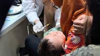 Seorang anak mendapat vaksinasi campak di Rumah Vaksinasi Pusat, Kramat Jati, Jakarta Timur, Kamis (12/3/2026). Foto: Liputan6.com/Ade Nasihudin.