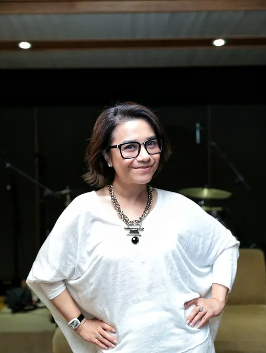"Saya bertujuan keluar dari zona nyaman, makanya lagu itu diperdengarkan ke anak. Mereka bilang catchy banget lagunya. Banyak tanya juga sama anak-anak supaya kita lebih dapat kekiniannya," kata Ruth. (Adrian Putra/Bintang.com)