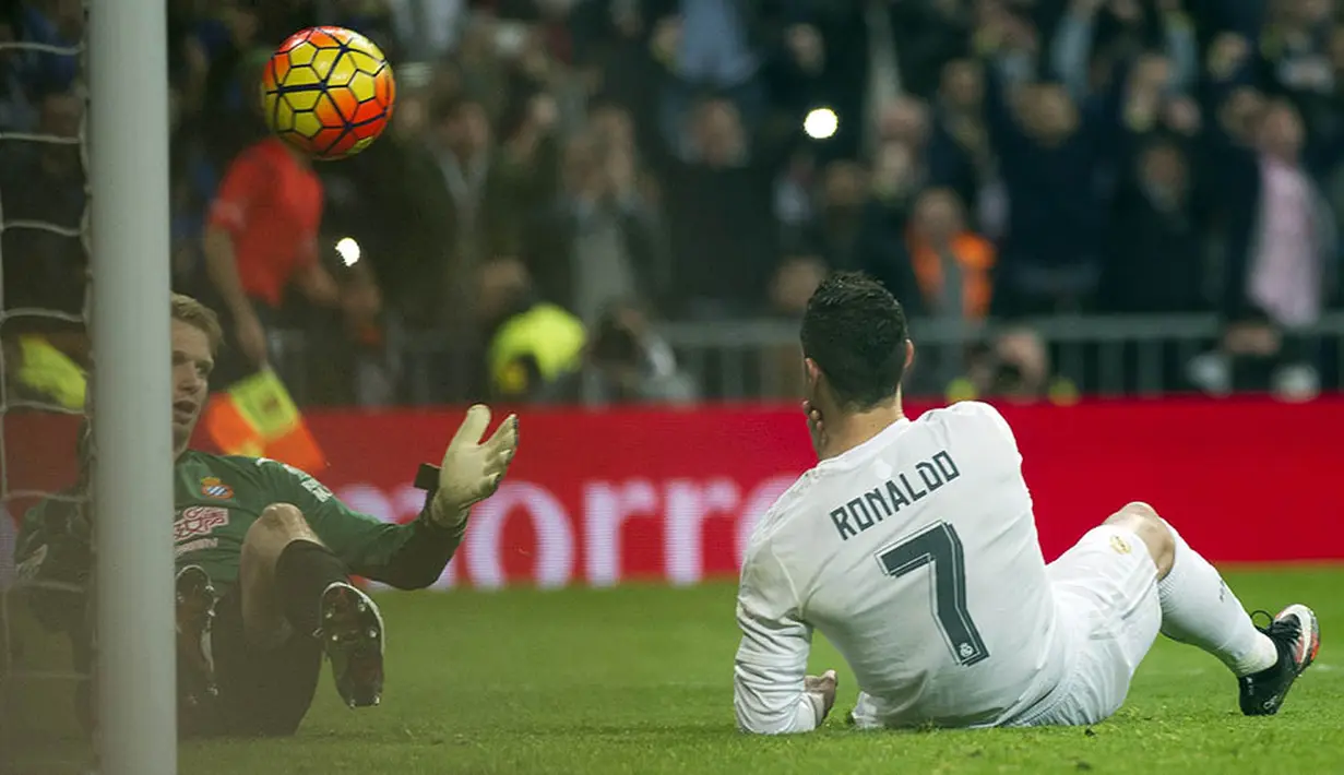 Bintang Real Madrid, Cristiano Ronaldo, berusaha membobol gawang Espanyol pada laga La Liga. Pria berkebangsaan Portugal itu berhasil mencetak dua gol. (AFP/Curto De La Torre)
