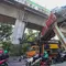 JPO Tendean Nyaris Ambruk Usai Ditabrak Truk Crane