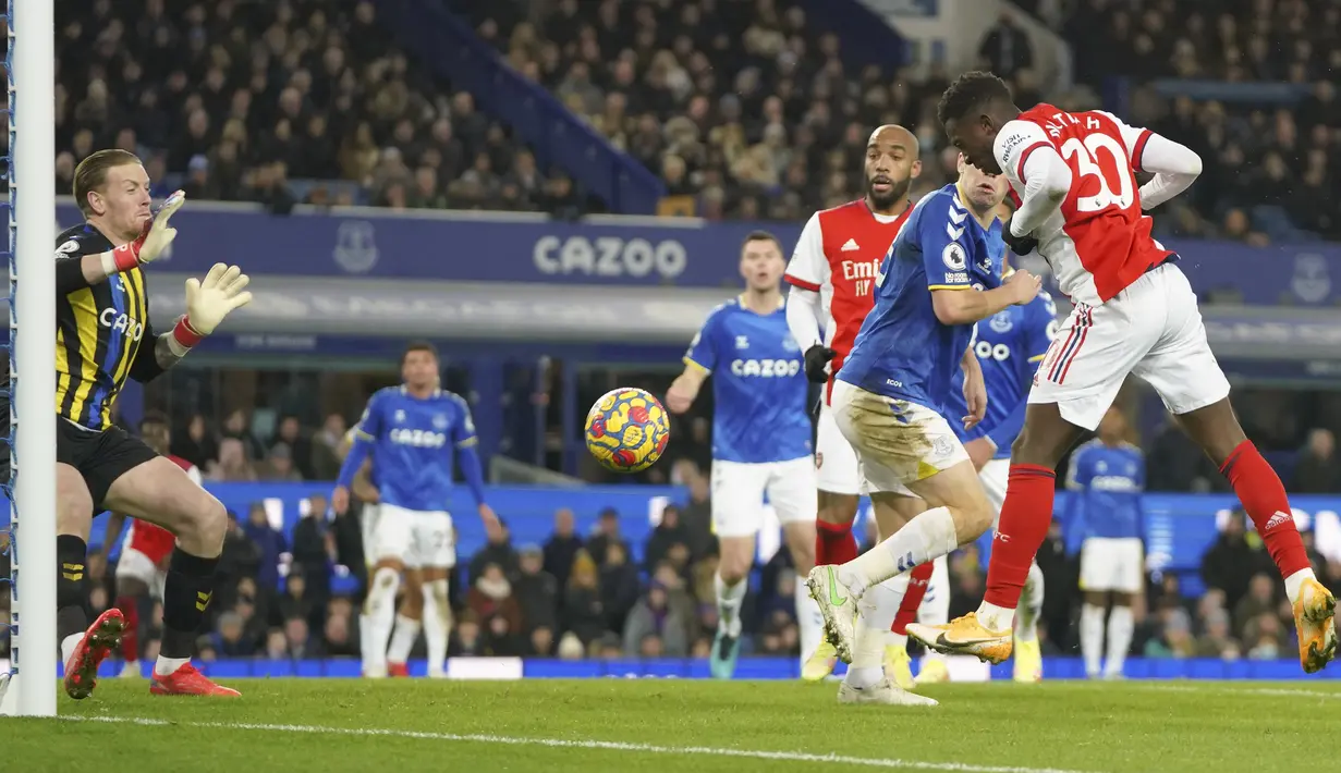 Selang satu menit kemudian, Arsenal nyaris kembali unggul. Tandukan Eddie Nketiah di mulut gawang Everton usai menerima umpan Bukayo Saka hanya membentur tiang gawang. (AP/Jon Super)