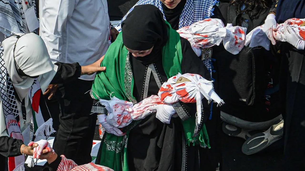 FOTO: Bawa Boneka "Pocong" ke Kedubes, Massa Aksi Solidaritas untuk Palestina Kutuk Veto Amerika Serikat