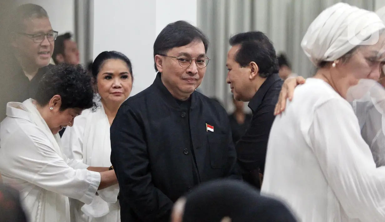 Pianis dan musikus sekaligus staf khusus presiden bidang ekonomi kreatif, Yovie Widianto terlihat hadir melayat pesohor legendaris Titiek Puspa di rumah duka di kawasan Pancoran, Jakarta Selatan, Kamis (10/4/2025) malam. (Liputan6.com/Angga Yuniar)