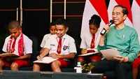 Dalam pertemuan tersebut, para pelajar awalnya menampilkan kemahiran mereka dalam hal berhitung kepada Presiden Jokowi. Setelah itu, Presiden Jokowi memberikan kesempatan kepada anak-anak tersebut untuk mengajukan pertanyaan. (Foto: Laily Rachev - Biro Pers Sekretariat Presiden)
