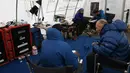 Suasana dalam klinik tenda Everest ER di Everest Base Camp, sekitar 140 Km timur laut Kathmandu, Nepal, 24 April 2018. (PRAKASH MATHEMA/AFP)