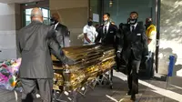 Peti mati berisi jenazah George Floyd dibawa setelah penghormatan terakhir di Gereja Fountain of Praise, Houston, Amerika Serikat, Senin (8/6/2020). Jenazah George Floyd disemayamkan dalam sebuah peti mati berlapis emas. (Godofredo A. Vásquez/Houston Chronicle via AP, Pool)