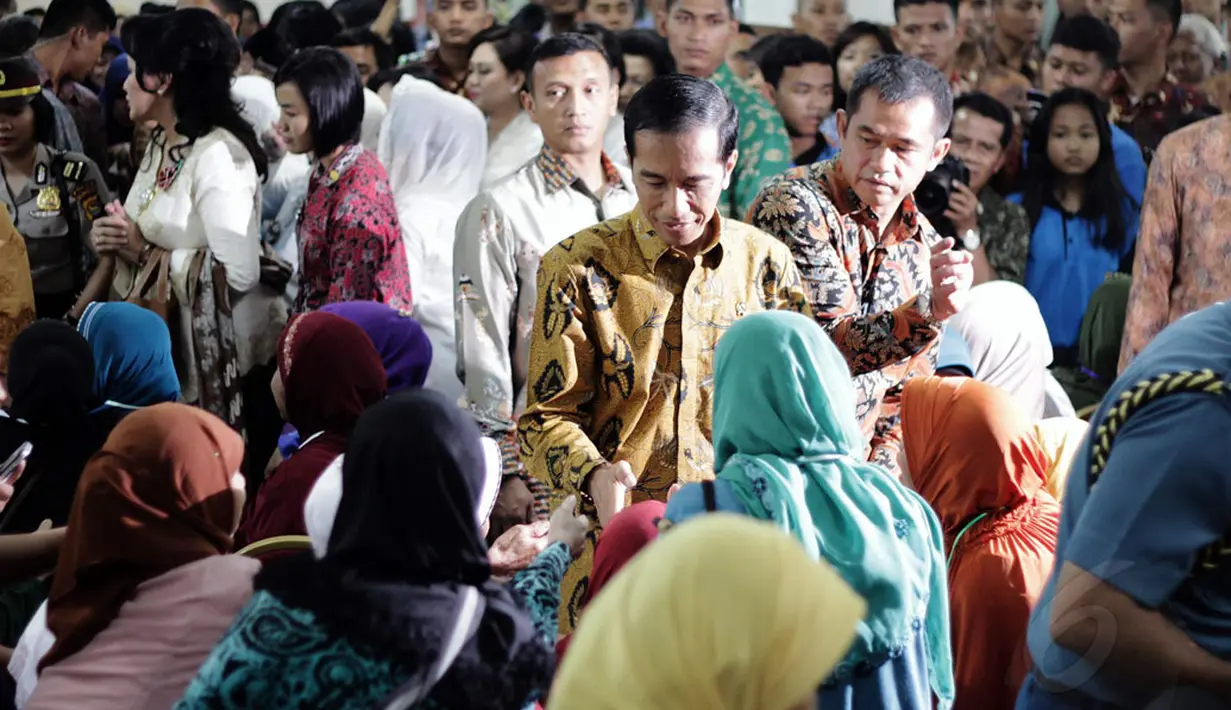 Sejumlah warga berebut bersalaman dengan Presiden RI, Joko Widodo saat puncak Peringatan Hari Ibu ke-86 di Gelanggang Olahraga Ciracas, Jakarta, Senin (22/12/2014). (Liputan6.com/Faizal Fanani)