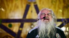 Peramal asal Meksiko, Antonio Vazquez, membaca mantra saat melakukan ritual di Meksiko City, Rabu (13/6/2018). Ritual tersebut dilakukan agar Timnas Meksiko sukses di Piala Dunia 2018. (AFP/Ronaldo Schemidt)