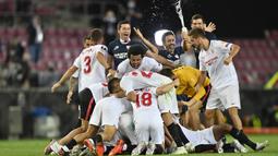 Pemain Sevilla merayakan kemenangan atas Inter Milan pada final Liga Europa 2019/2020 di Stadion RheinEenergie, Sabtu (22/8/2020) dini hari WIB. Sevilla menang 3-2 atas Inter Milan. (AFP/Martin Meissner/pool)