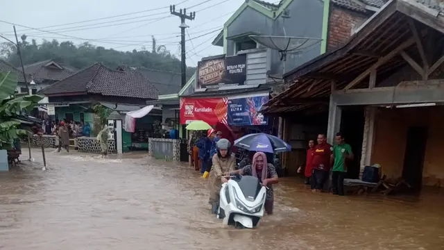 Banjir dan longsor melanda Kabupaten Sukabumi.