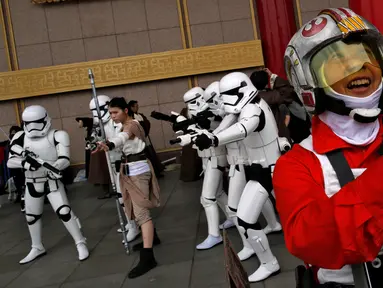 Seorang pria mengenakan kostum karakter Star Wars, Poe Dameron, berselfie dengan latar belakang Storm Troopers selama perayaan Star Wars Day di Taipei, Taiwan, Rabu (4/5). (REUTERS/Tyrone Siu)
