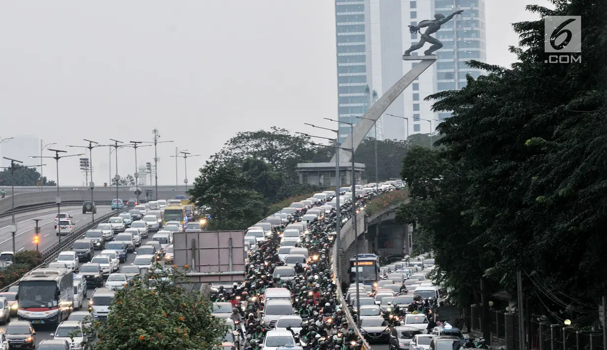 Kendaraan terjebak kemacetan di kawasan Gatot Subroto, Jakarta, Selasa (2/7/2019). Kerugian ekonomi akibat kemacetan Ibu Kota disebabkan sistem publik transportasi masih tertinggal jauh dibandingkan kebutuhan masyarakat untuk melakukan kegiatan ekonomi. (merdeka.com/Iqbal Nugroho)