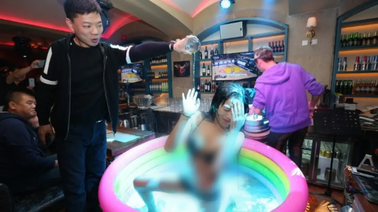 Hibur Jomblo di Hari Jomblo, Bar Ini Tampilkan Penari di Kolam