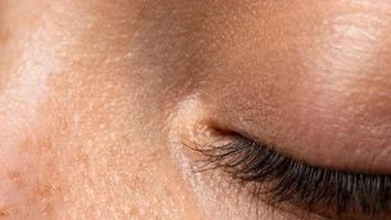 Dengan mengikuti tips ini, kamu dapat mengecilkan pori-pori wajah secara alami dan menjaga kulit tetap glowing dan sehat. Ingatlah untuk konsisten dalam perawatan kulitmu untuk hasil yang optimal.