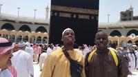Gelandang MU, Paul Pogba melakukan ibadah Umrah bersama bek Chelsea Kurt Zouma. (Instagram Pogba)