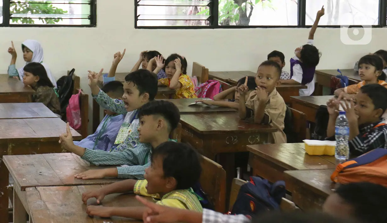 Saat mengikuti MPLS siswa wajib menggunakan seragam dan atribut resmi sekolah. (Liputan6.com/Herman Zakharia)