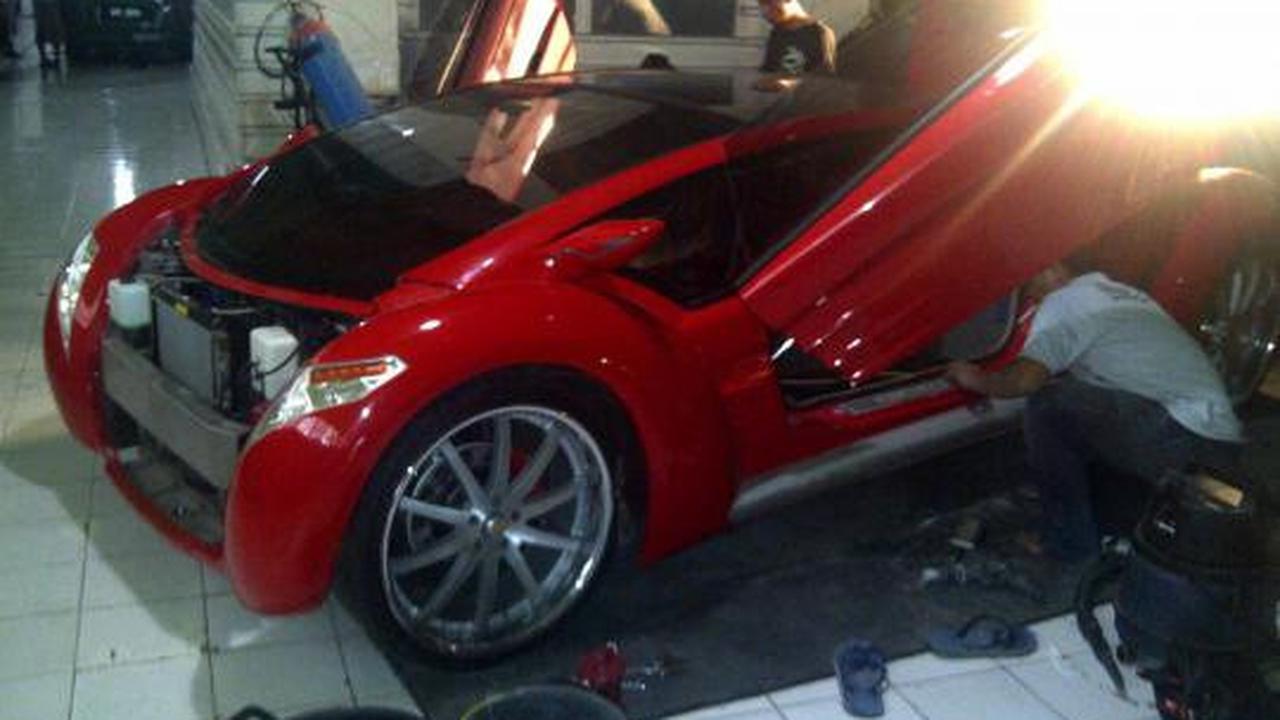 Mogok dua kali, mobil Tucuxi Dahlan Iskan diperbaiki